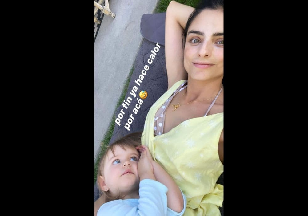 Aislinn Derbez posa junto a Kailani en plena cuarentena