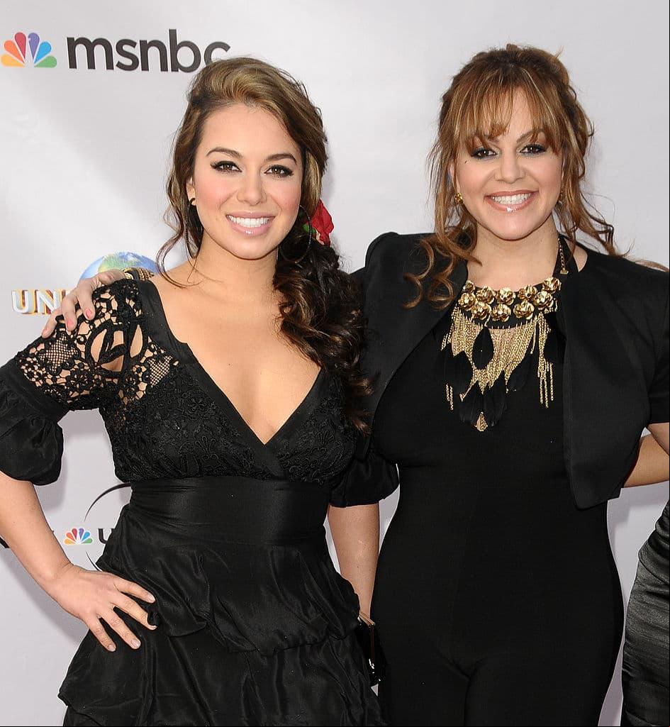 Jenni Rivera quedó embarazada a los 15 años de su hija Janney “Chiquis” Marín Rivera. La cantante tuvo más hijos con José Trinidad Marín y terminaron por separarse; ella continuó con sus estudios y se convirtió en una de las estrellas más reconocidas de la música grupera.