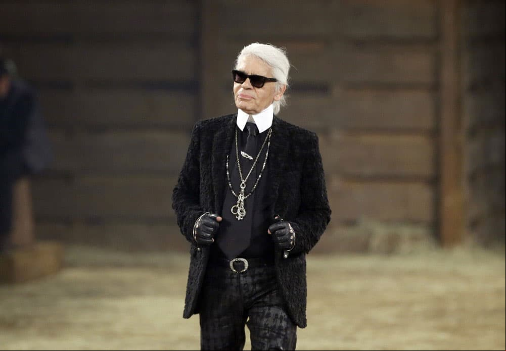 KARL LAGERFELDEl famoso diseñador murió el martes 19 de febrero a los 85 años de edad, luego de ser internado de urgencia en un hospital de París, Francia. El fallecimiento del llamado ‘Káiser de la moda’ fue confirmado por la marca Chanel, de la que fue director artístico por 36 años. Su estado de salud se deterioró desde semanas atrás de su deceso, incluso, en el desfile de la casa de moda, realizado en enero, no salió a saludar, hecho que no ocurría desde 1983.