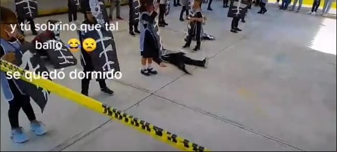 Niño que queda dormida en pleno bailable de Día de Muertos.