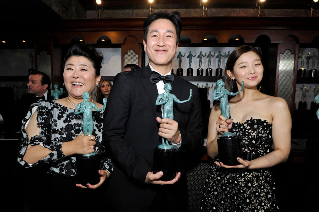 Jeong-eun Lee, Lee Sun Kyun y Park So-dam en los Screen Actors Guild Awards