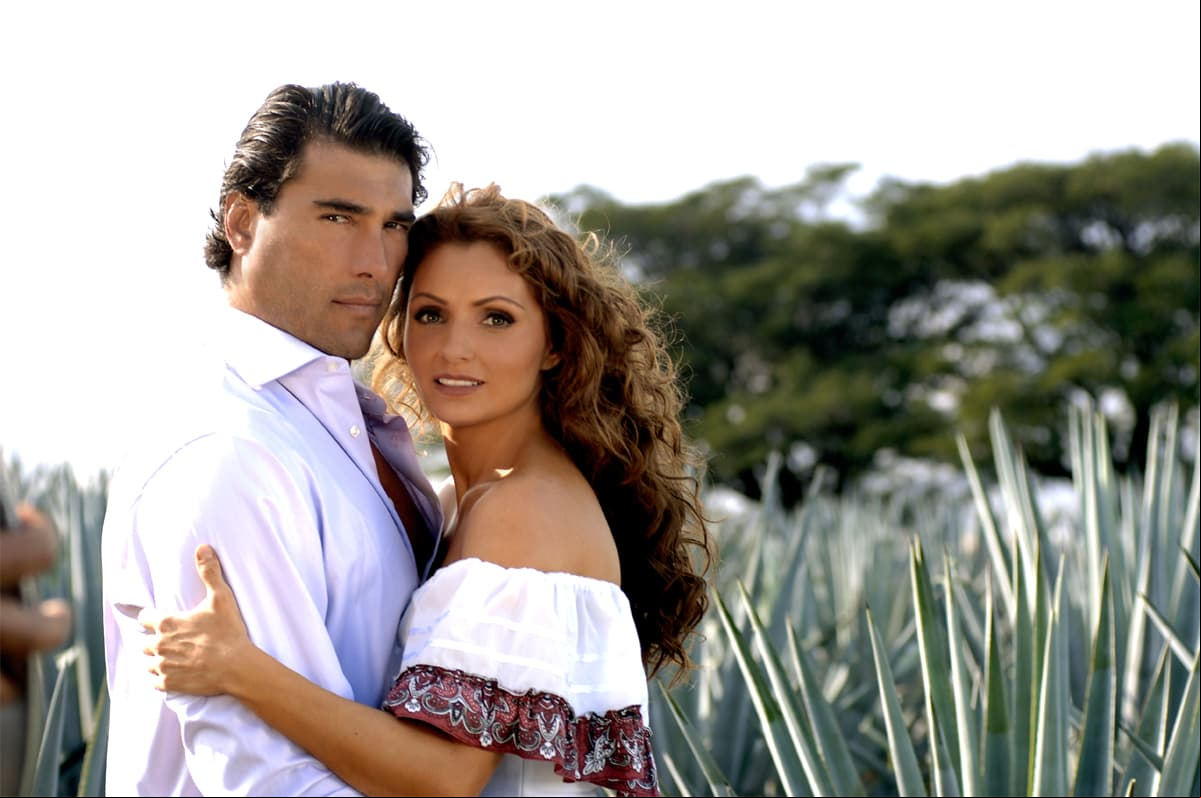 Tras protagonizar otras telenovelas, uno de sus papeles más recordados es el de ‘Rodrigo Montalvo’ en la ficción ‘Destilando amor’, en la que actuó junto a Angélica Rivera, siento ésta la última historia en la que participó la actriz antes de alejarse de la televisión, además de que se rumoró que tenían una relación.