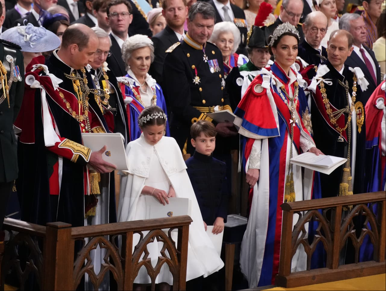 Harry estuvo en la coronación pero alejado de la familia real.