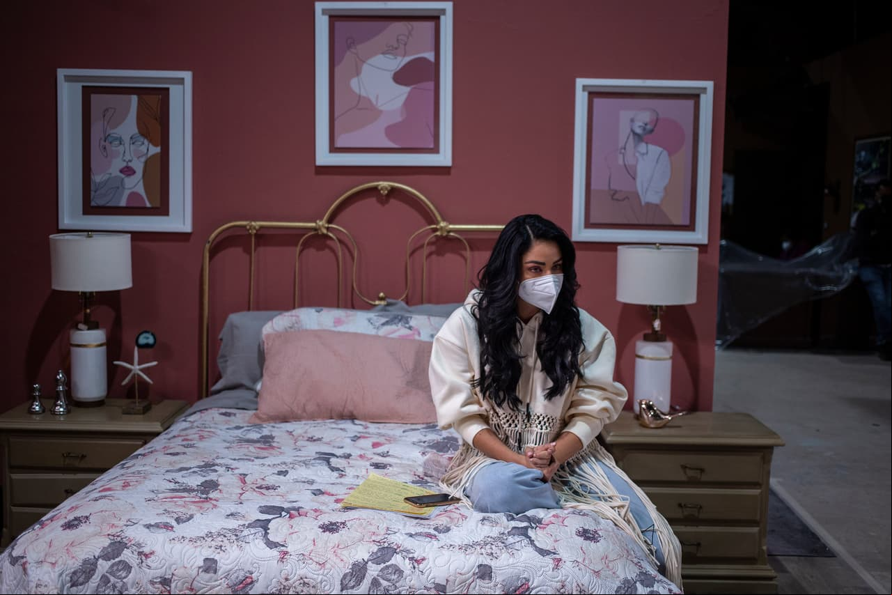 Al platicar de ‘Martina’, la actriz confiesa que le recuerda a la Claudia de hace 10 años: “que hacía más berrinches, más voluntariosa”. Aunque estudia muchísimo sus escenas y al personaje, es ya llegando al set cuando se concentra y va pensando qué pasó antes.