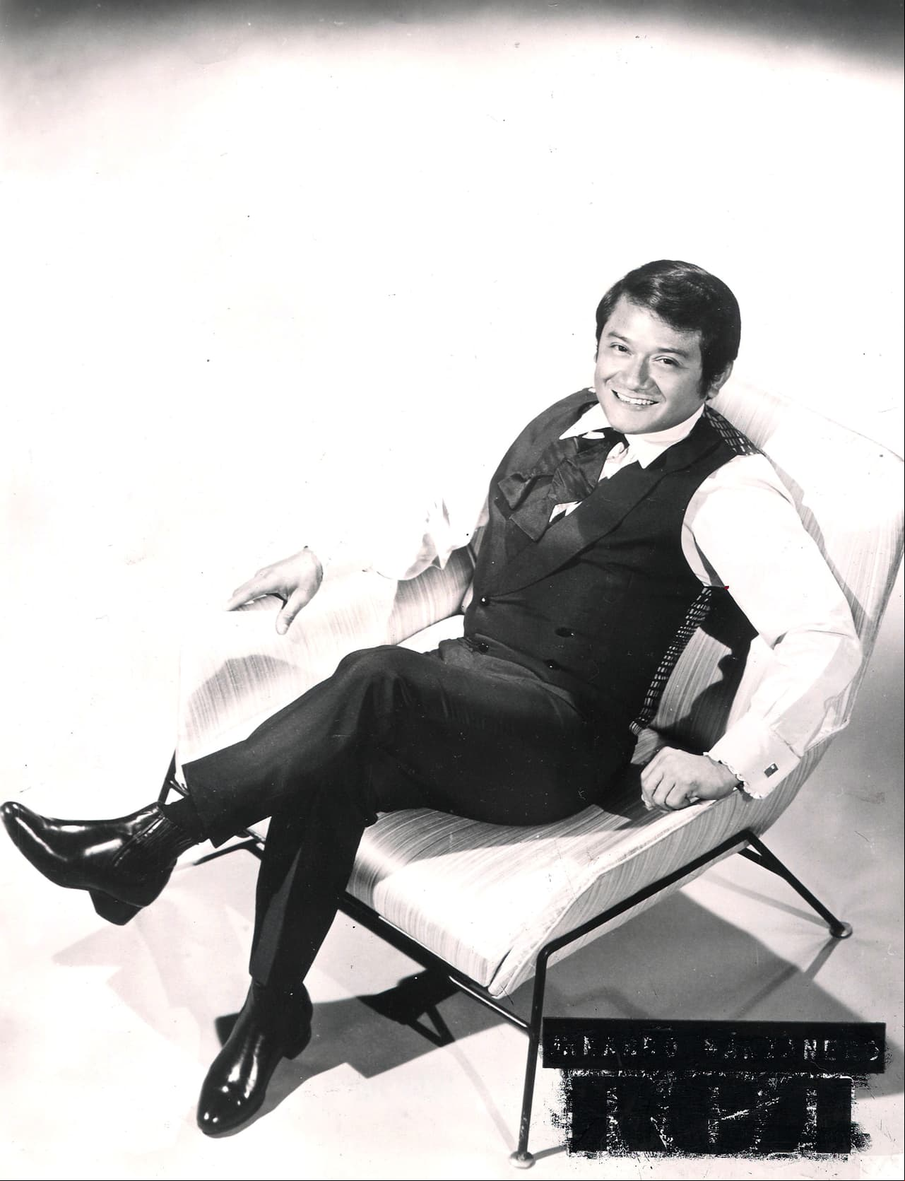 Armando Manzanero Canché nació el 7 de diciembre de 1934 en la ciudad de Mérida, Yucatán. "Cuando mi padre, que había emigrado a los Estados Unidos, regresa a Yucatán se encuentra con mi madre, que era una bailarina de folclore yucateco, en Mérida, viven un un largo noviazgo y es ahí donde se juntan, y el primero hijo que tienen soy yo; somos tres hermanos", contó a Gustavo Adolfo Infante en una entrevista en 2019.