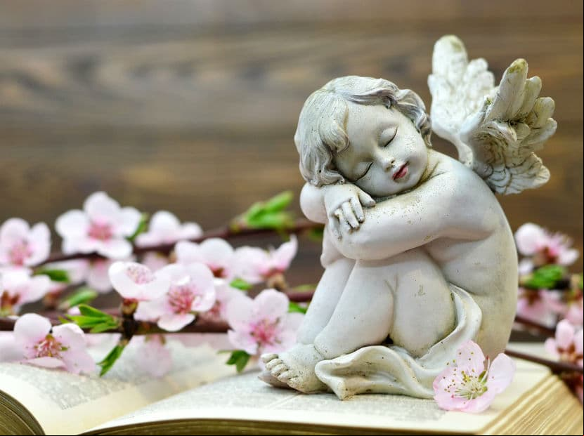 Mamá Acuario. Un cuadro o una figura de un ángel le encantarán si es una mujer espiritual.