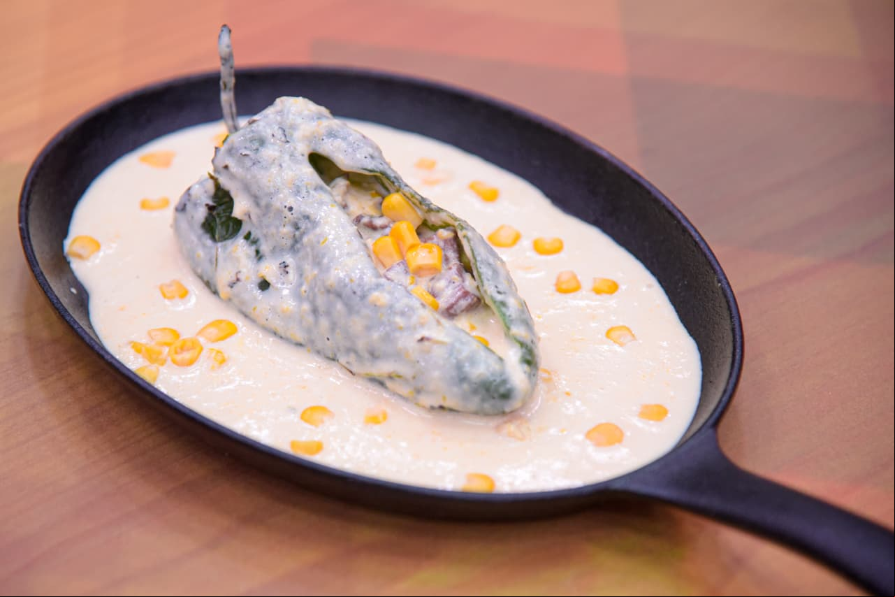 Viri, Jesi y Andy decidieron cocinar chile ancho relleno de espinaca y queso, chile poblano relleno de arrachera con elote.