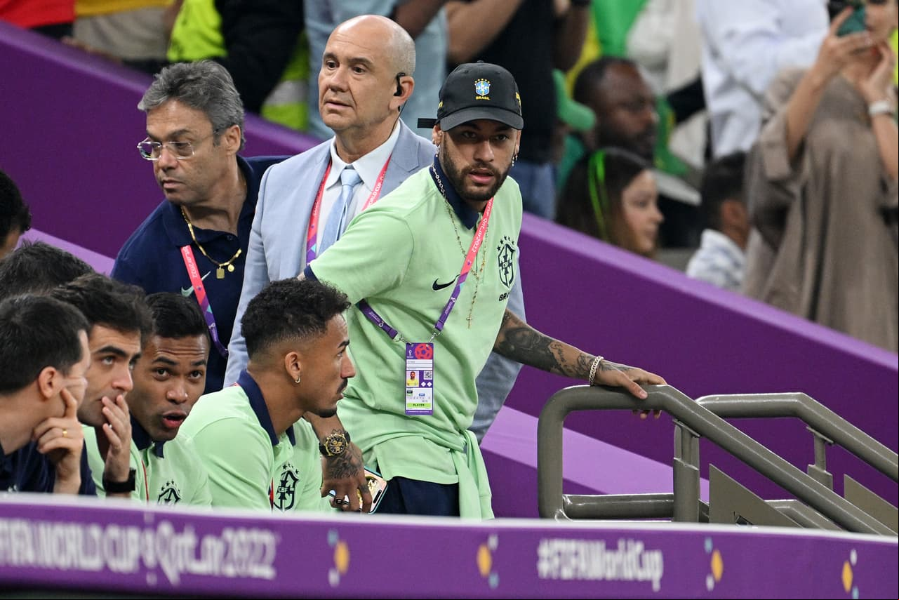 Así veía Neymar el juego desde la tribuna.
