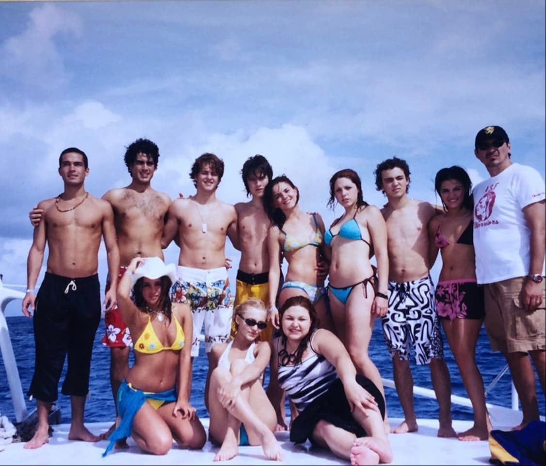 Zoraida Gómez revolucionó las redes sociales al compartir fotos inéditas junto a sus compañeros de ‘Rebelde’, pero también al dejarse ver con uniforme del Elite Way School, prenda característica de la telenovela juvenil. ¡Mira las fotos!