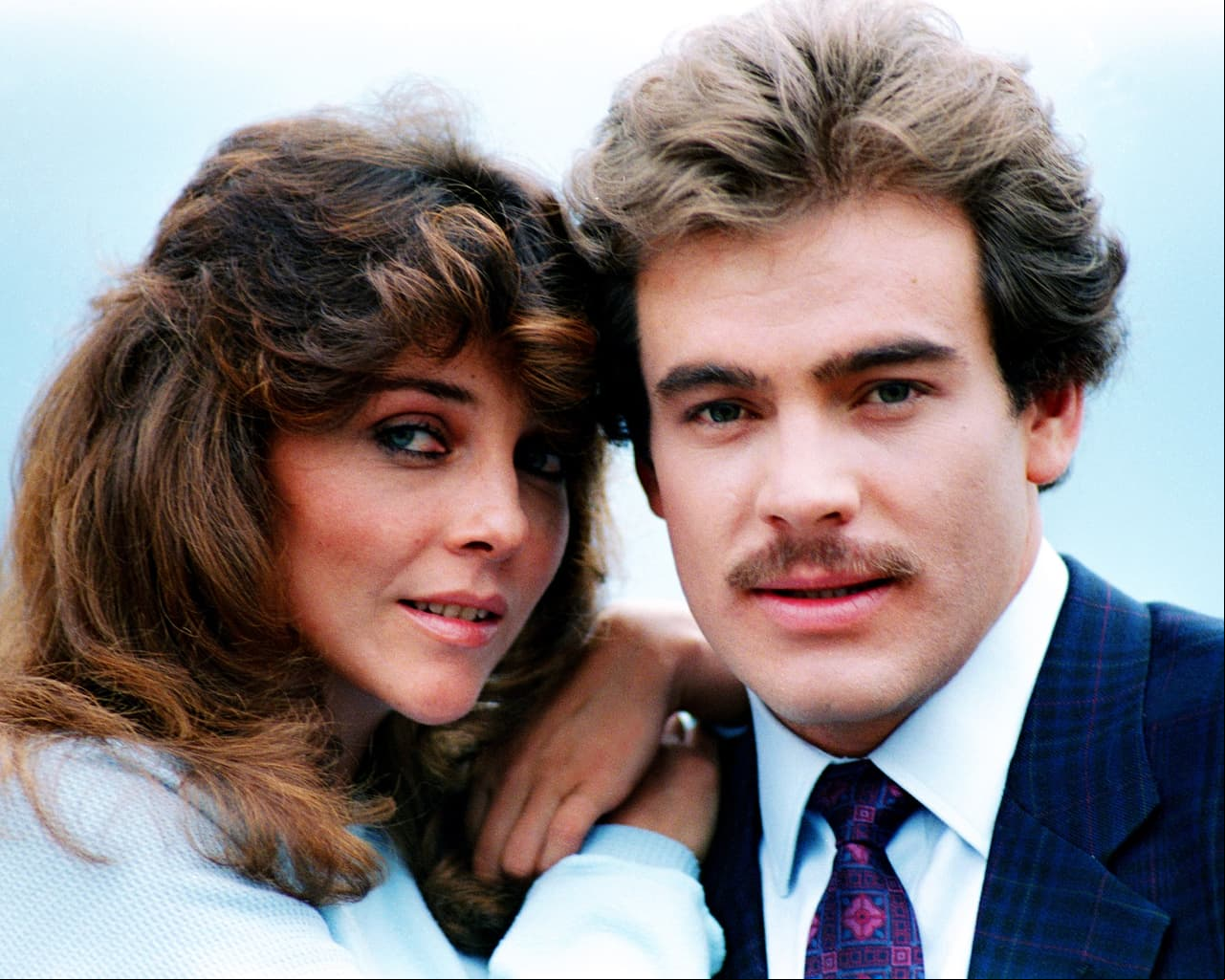 Verónica Castro cautivó al público en 1987 al protagonizar la telenovela ‘Rosa Salvaje’, historia que regresará a la pantalla del canal de paga TLNovelas. A continuación, te compartimos algunas fotografías inéditas de esta producción.