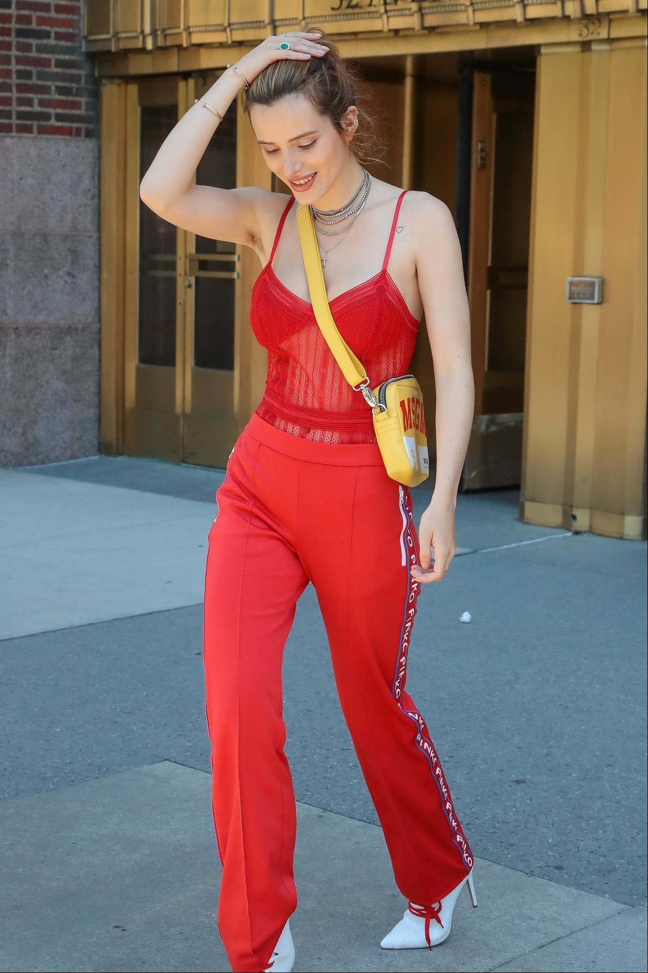 Bella Thorne, sexy y con las axílas... ¡peludas!