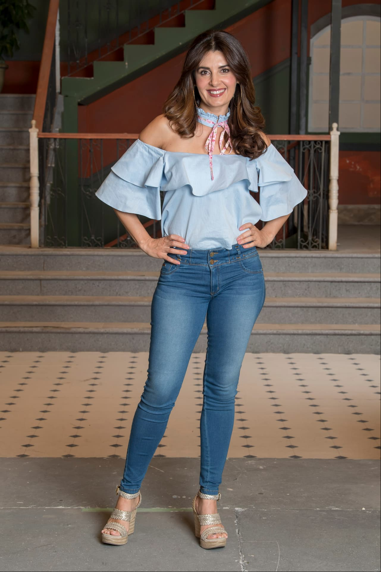 En su look casual por lo general la vemos de jeans con alguna bella blusa...