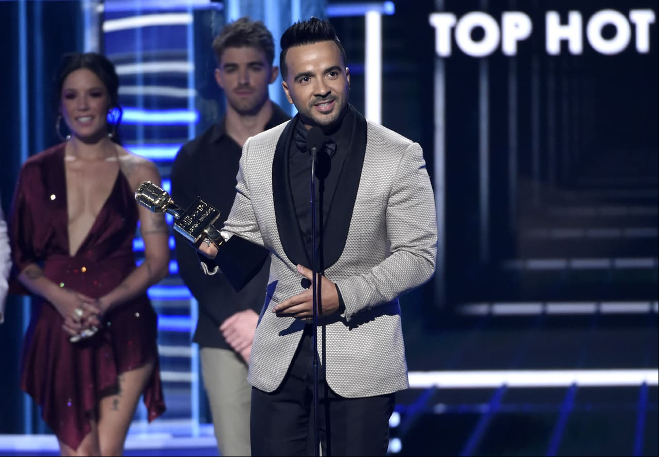 Luis Fonsi gana premio Billboard y lo dedica a inmigrantes