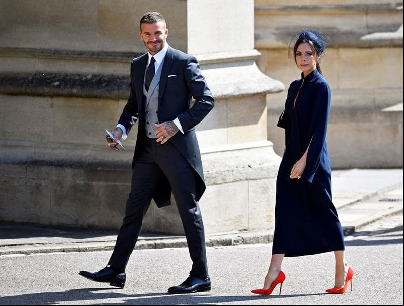 David y Victoria Beckham optaron por atuendos más sobrios y colores oscuros, que llenaron de elegancia el evento.