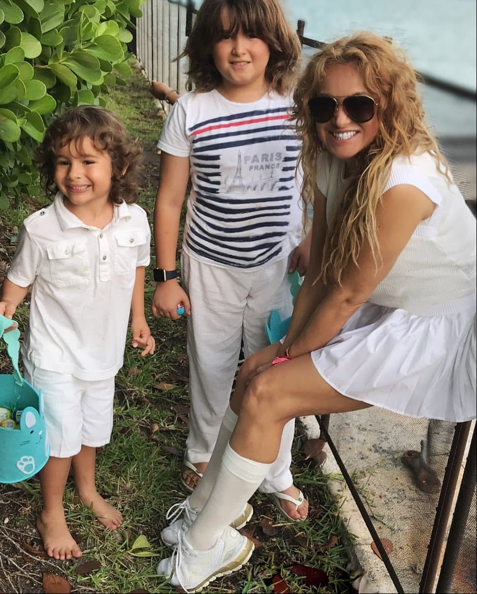 Paulina Rubio buscó huevos de Pascua con sus dos hijos Andrea Nicolás y Eros.