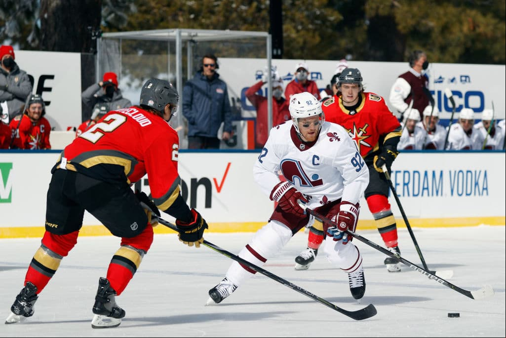 El duelo se llevó a cabo en el lago Tahoe, al aire libre y sin público. Ambos conjuntos son serios candidatos para levantar la Stanley Cup. “Es algo que tienes que ver para creer. Las fotos, por muy bonitas que sean, no representan lo que es de verdad. Es inspirador cuando sales y ves la montaña y el lago. Lo único que nos hace falta son los aficionados”, declaró DeBoer, entrenador de Vegas Golden Knights.