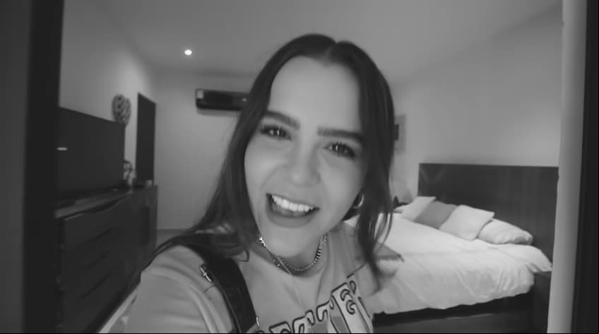La influencer compartió que estaba durmiendo por el momento en el cuarto de huéspedes porque en un inicio había elegido descansar en una habitación sin ningún aparato eléctrico y así acondicionó el cuarto principal, pero luego se arrepintió y cambió de pieza para poder ver una serie antes de dormir.