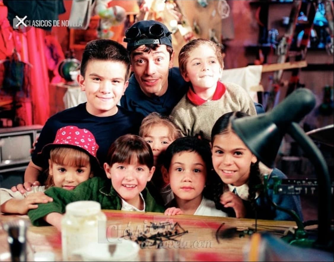 Además del papel protagónico de Alex Speitzer, como "Rayito", el elenco infantil de la telenovela estuvo conformado por Danna Paola, Hendrik Marine e Isamar Martínez, entre otros. Precisamente, a continuación te contamos qué fue de esta última, quien dio vida a la tierna 'Vicky Lerma', hermana del personaje de Marine; 'Aldo Lerma'.