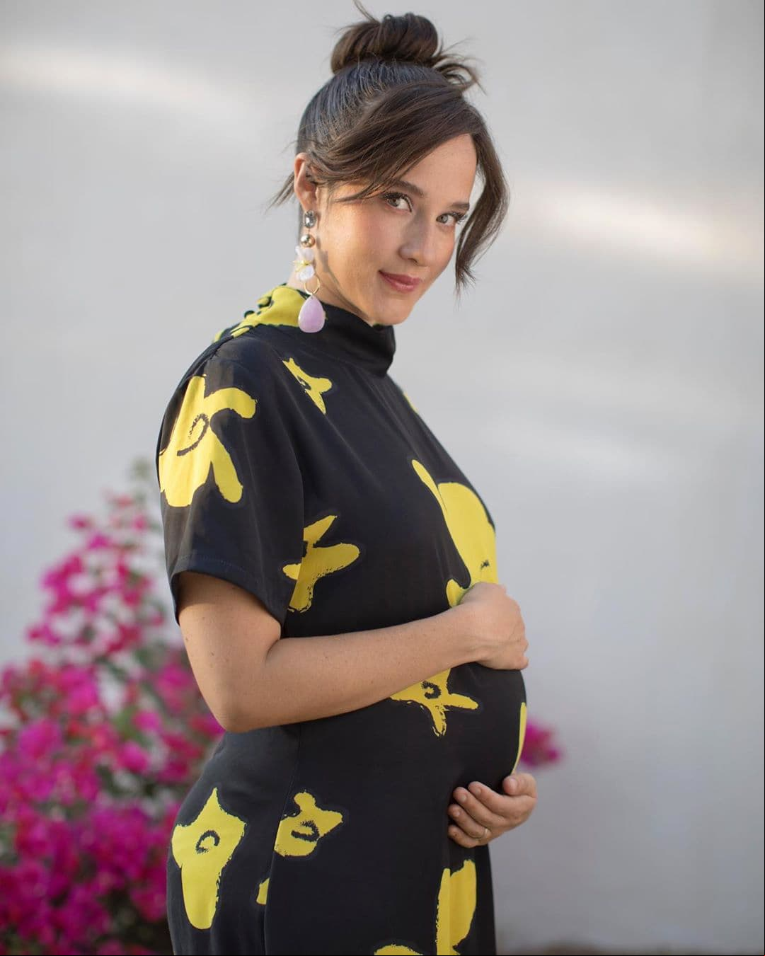 Ximena Sariñana, quien suele ser muy discreta con su vida sentimental, anunció su segundo embarazo el 30 de abril. “Feliz día del nin@ a tod@s l@s nin@s y a l@s que vienen en camino. #UnaVezmás”, escribió en Instagram.