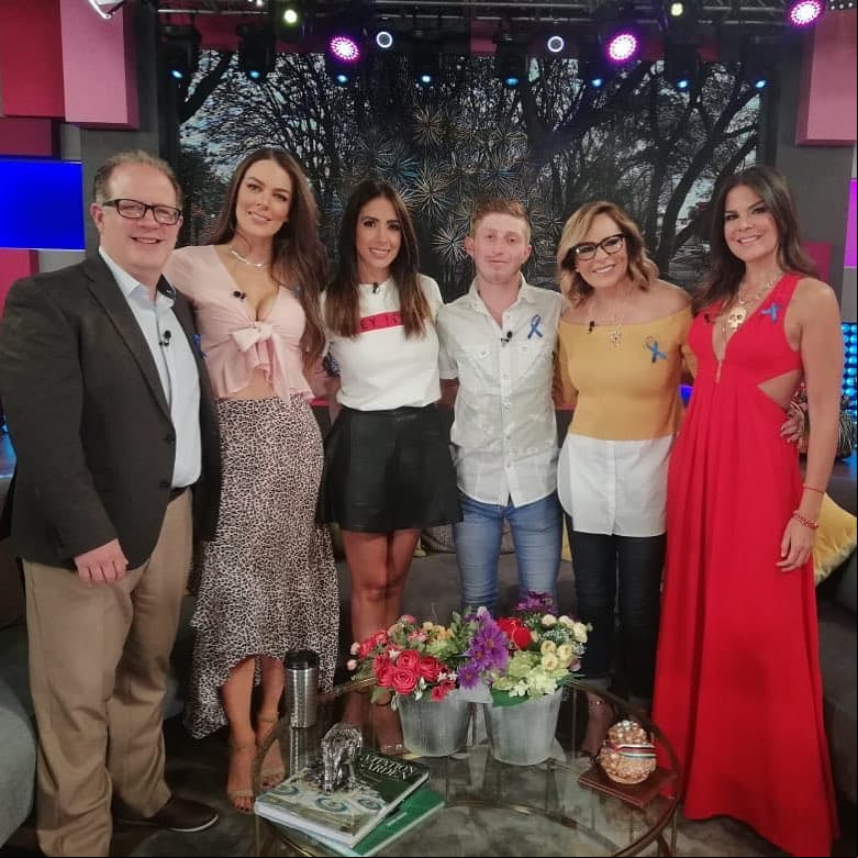 En compañía de Roxana Castellanos, quien también formó parte del elenco inicial de ‘Vecinos’, el joven presumió su gusto por el futbol y los tatuajes.