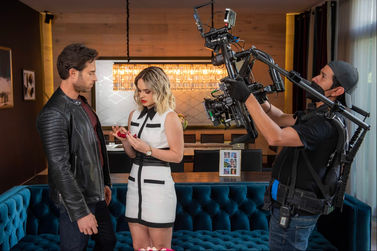 Aquí puedes ver al equipo de producción grabando esta impactante escena.