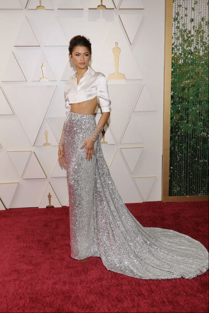 Con un deslumbrante crop top en satén blanco y una falda amplia en color plata, Zendaya lució espectacular en la red carpet.