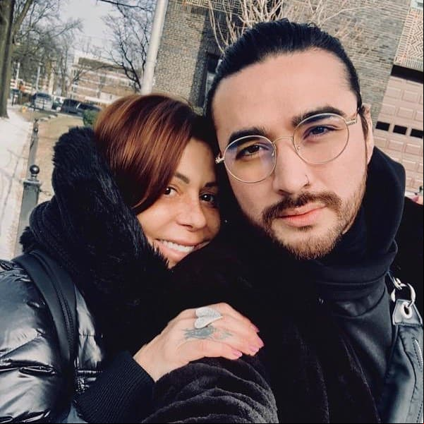 Christian Estrada, quien desde hace tiempo reside en Estados Unidos, es hermano del diseñador de vestuario de Alejandra Guzmán, de ahí la cercanía con la reina del rock.