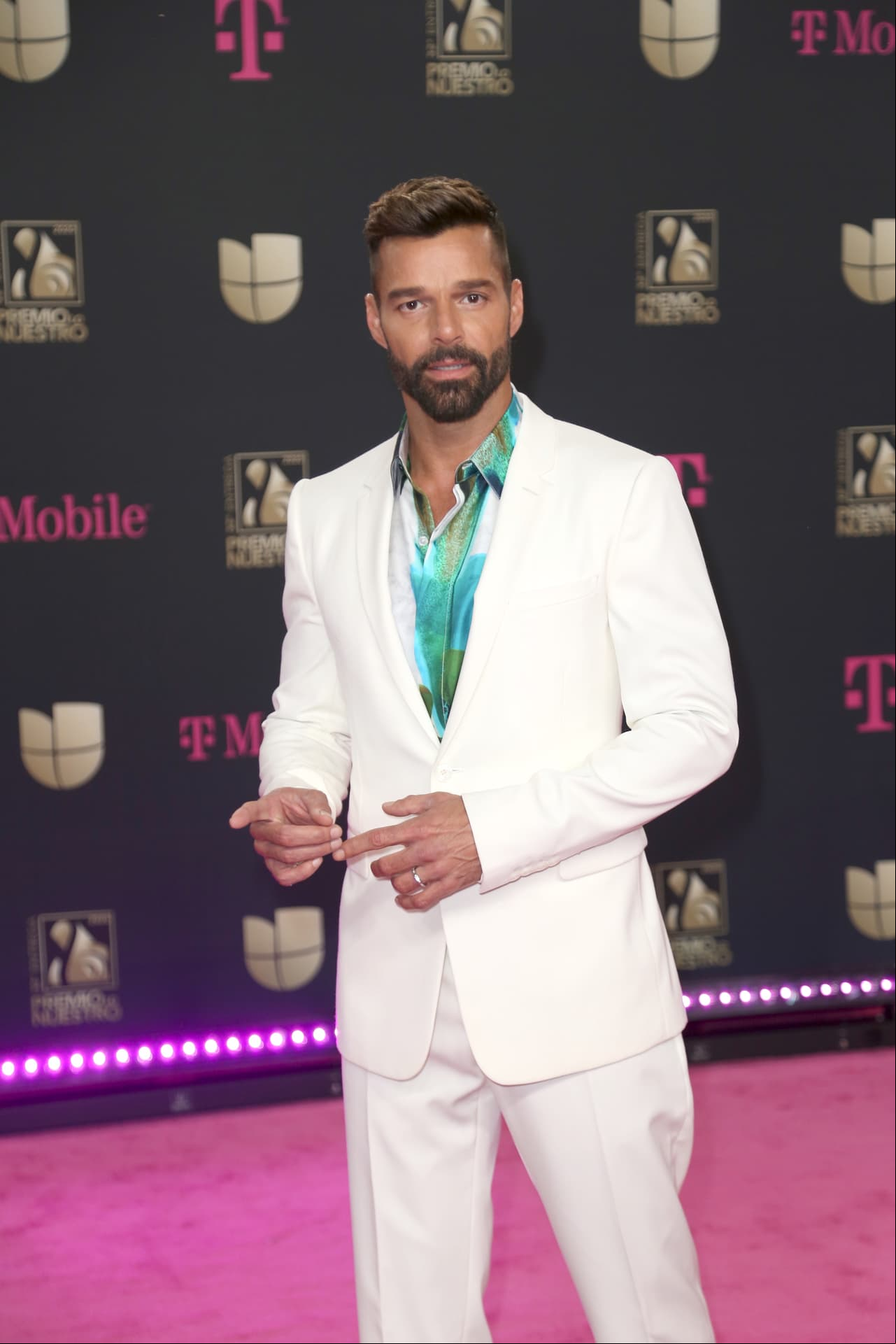 Ricky Martin optó por un traje blanco, el cual combinó con un calzado de la marca Berluti.
