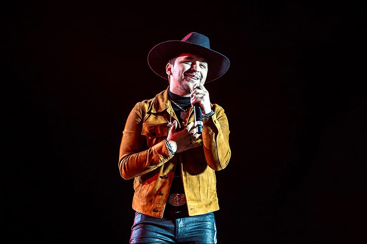 ¿Christian Nodal coquetea con sus fans tras ruptura con Belinda?