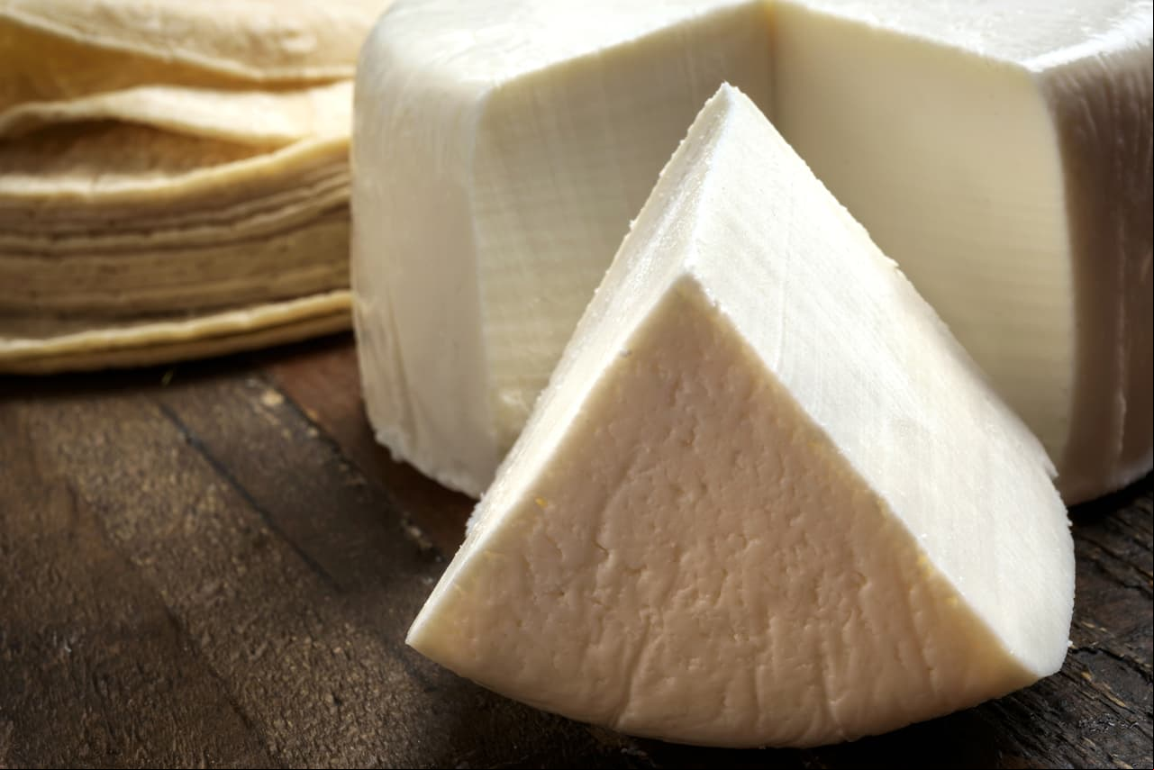 Quesos. ¿Sabías que el a y Oaxaca contienen caseína, proteína que logra darle calidad a los músculos? ¡Inclúyelos en tu dieta, pero no los comas en exceso!