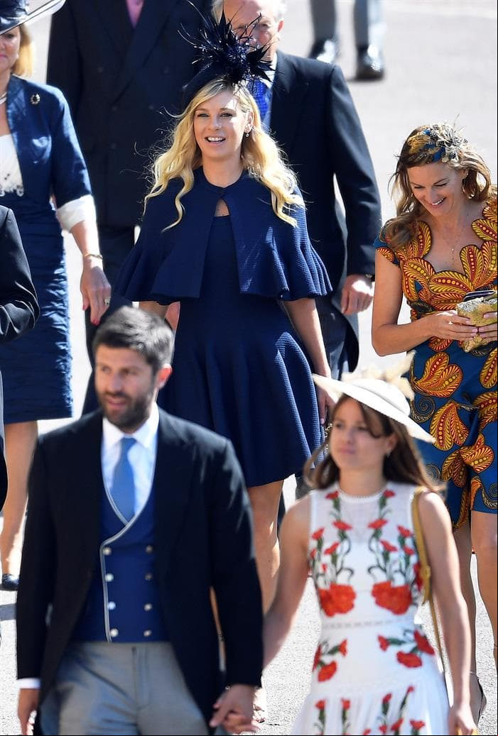 La exnovia del Príncipe Harry, Chelsy Davy, acudió impecable con un vestido azul y uno de los tocados más bellos de la boda.