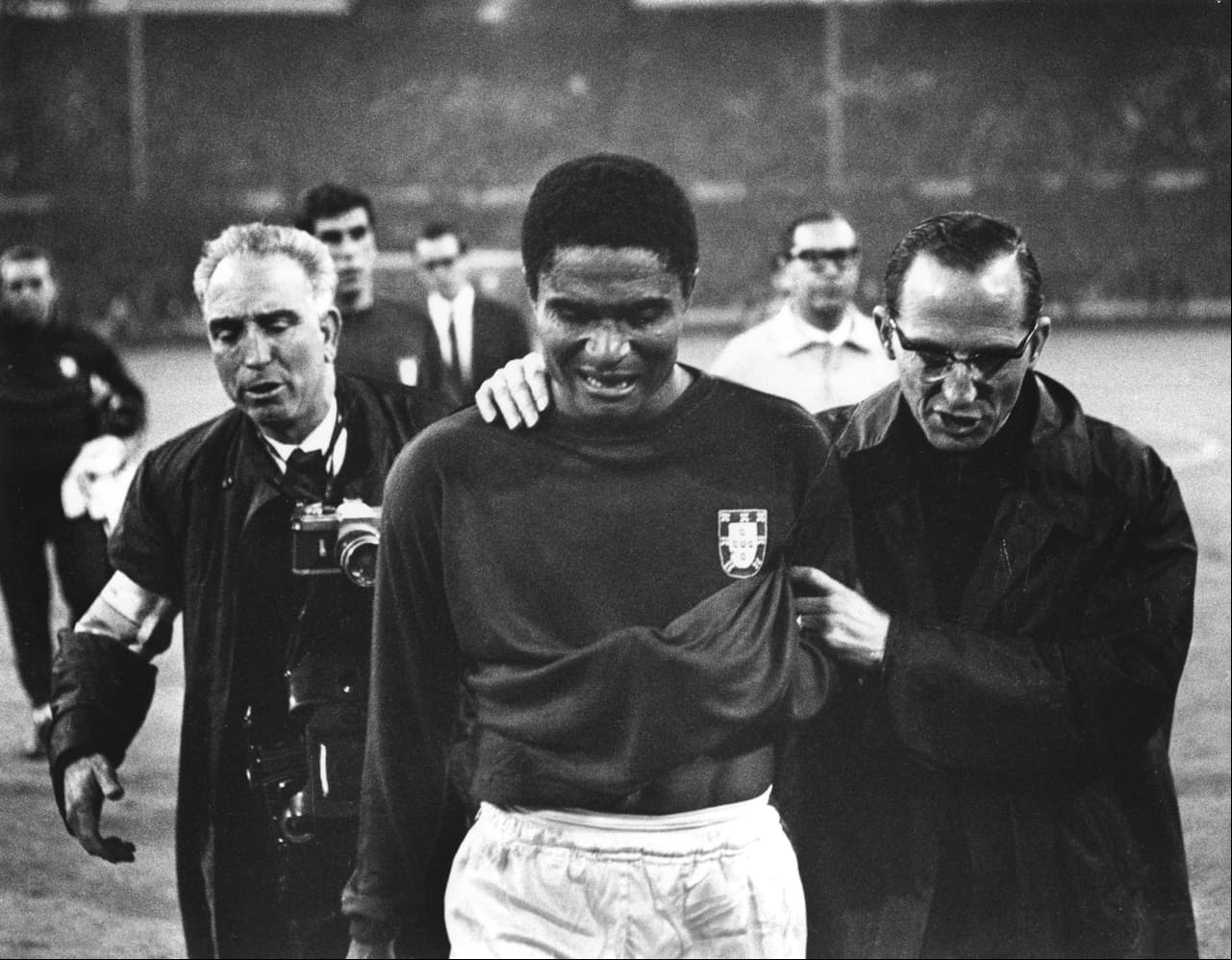 1. Eusebio fue Balón de Oro de Europa en 1965 y al año siguiente solo alcanzó el tercer lugar con la selección de Portugal en el Mundial de Inglaterra de 1966.