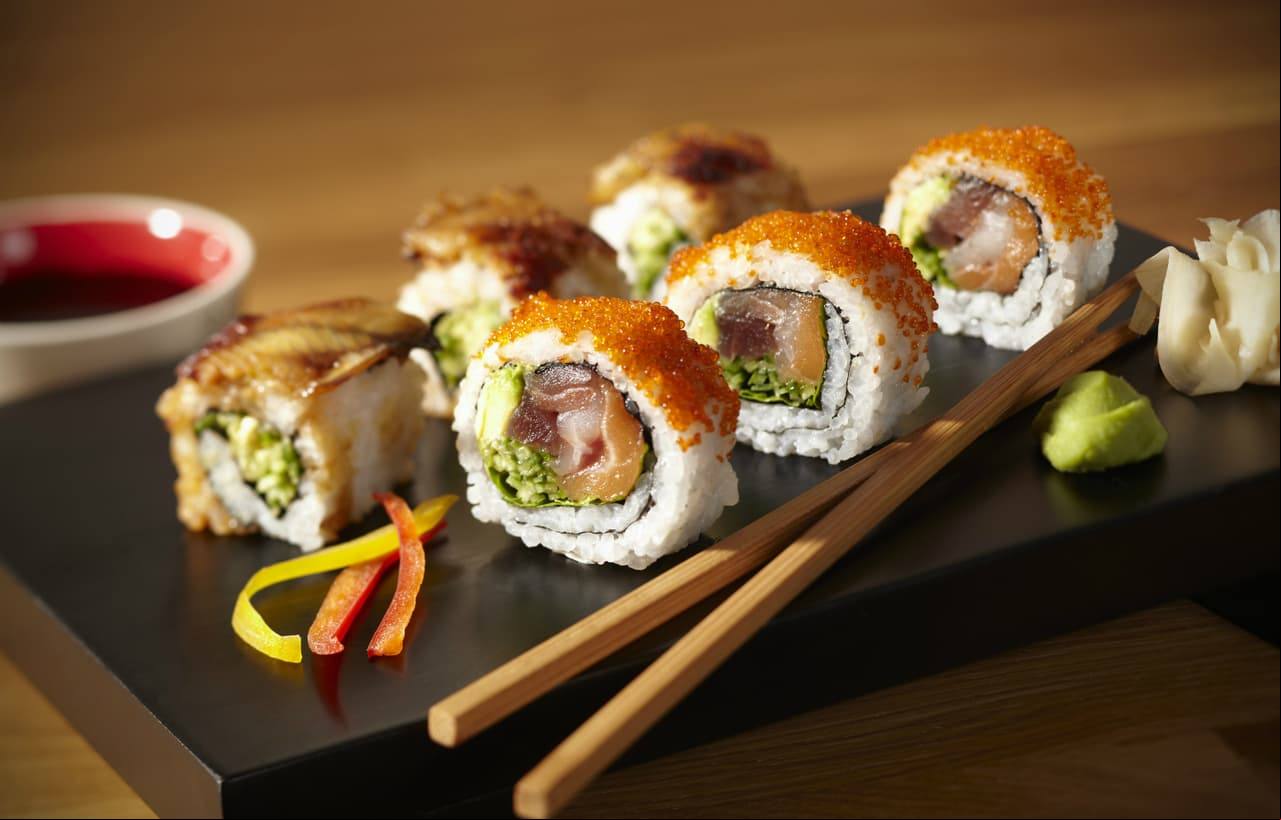 El sushi puede ser un alimento saludable, pero cuando se acompaña de aderezos a base de mayonesa, el contenido calórico va directo a la cadera.