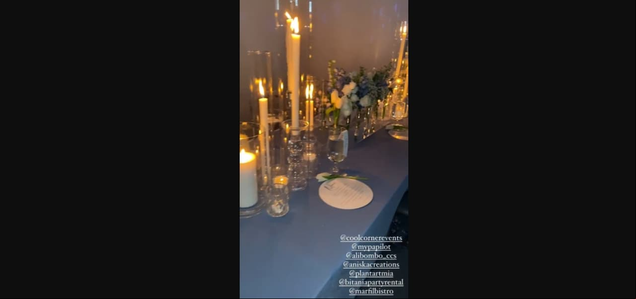 Además de contar con un enorme letrero con su nombre sobre una pared de color azul, la decoración del salón fue muy elegante y contó con velas de distintos tamaños, arreglos florales y manteles azules.