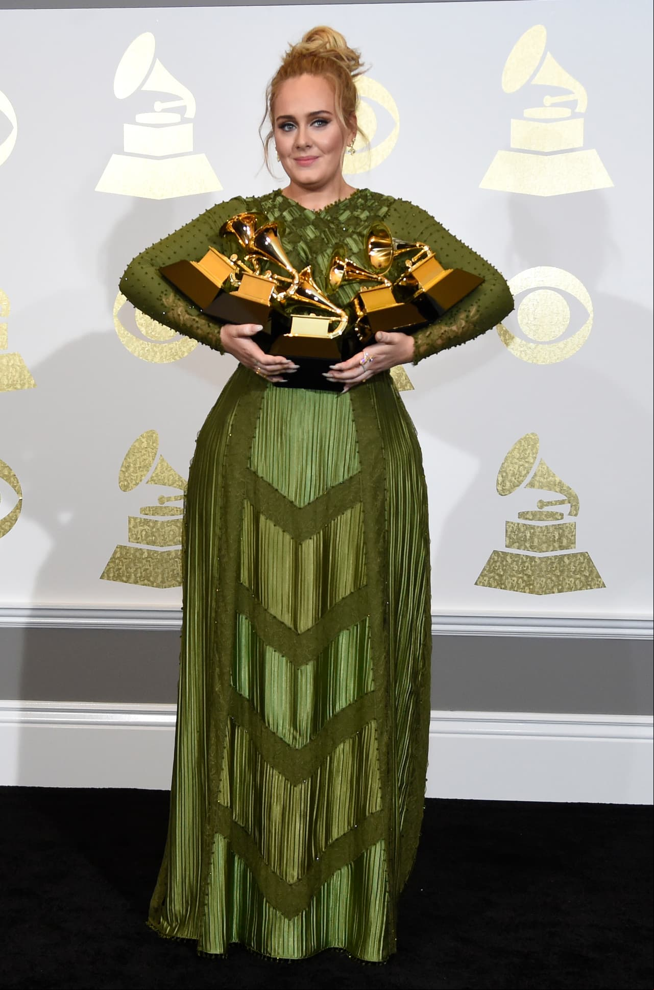 Adele. La cantante y compositora británica ha revelado a distintos medios internacionales que mide 1.80 metros, pesa 89 kilos y su talla es XL.