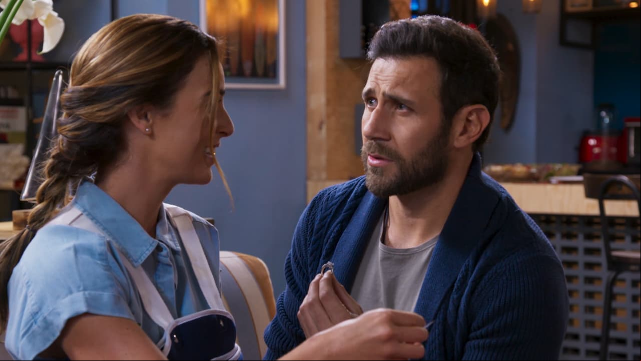 'Gabriel' le pide a 'Alexa' matrimonio; ella acepta sin dudarlo.