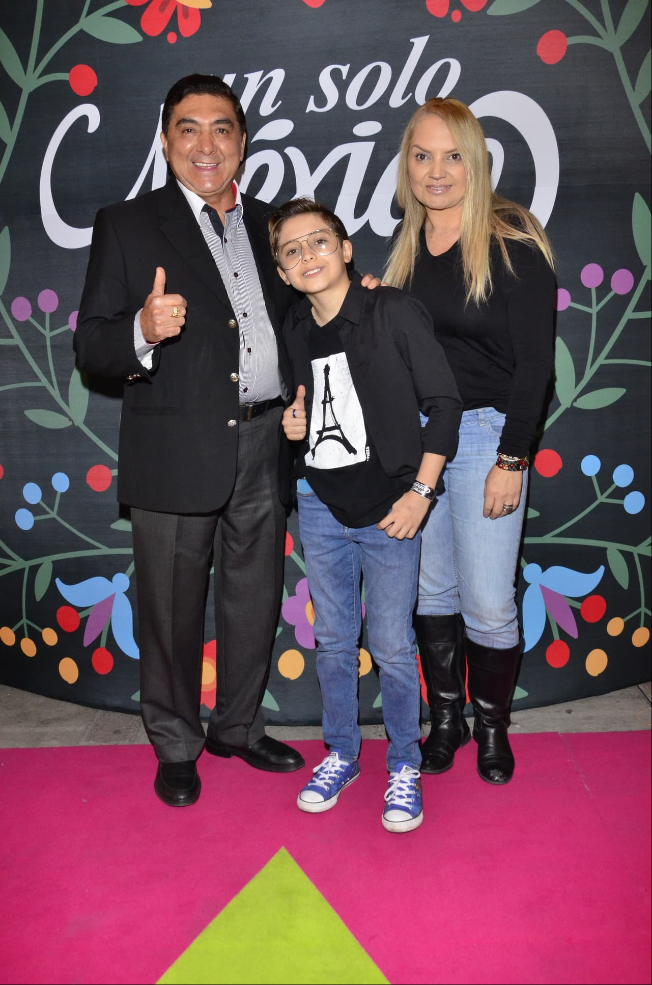 Carlos Bonavides, en compañía de su hijo Tadeo y su esposa Yodi. La familia está muy orgullosa del trabajo que ha hecho Tadeo en 'Una familia de 10+2'