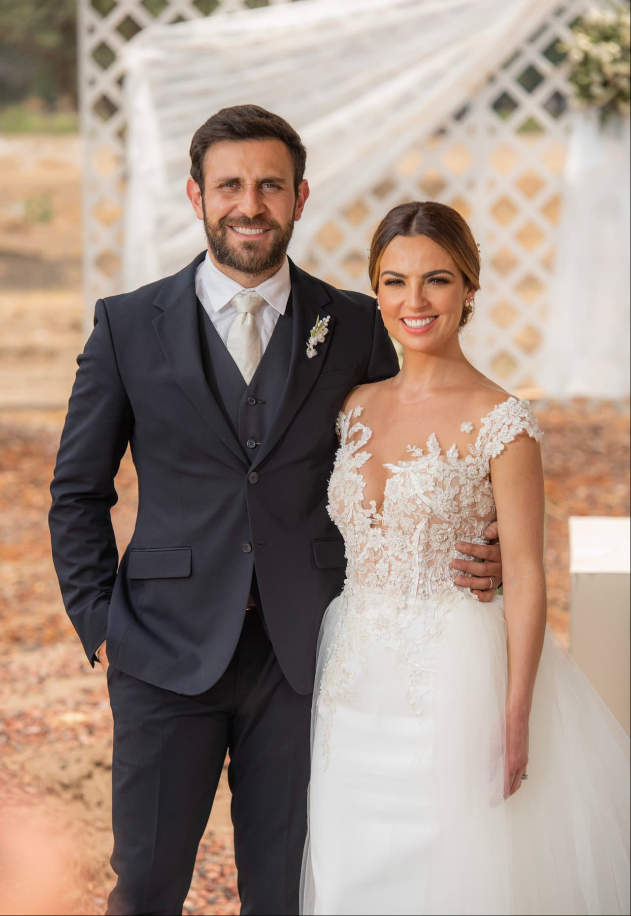 Tras varios meses de ocultar su amor, 'Gabriel' y 'Alexa' pudieron unir sus vidas en una bella ceremonia al lado de sus seres queridos.