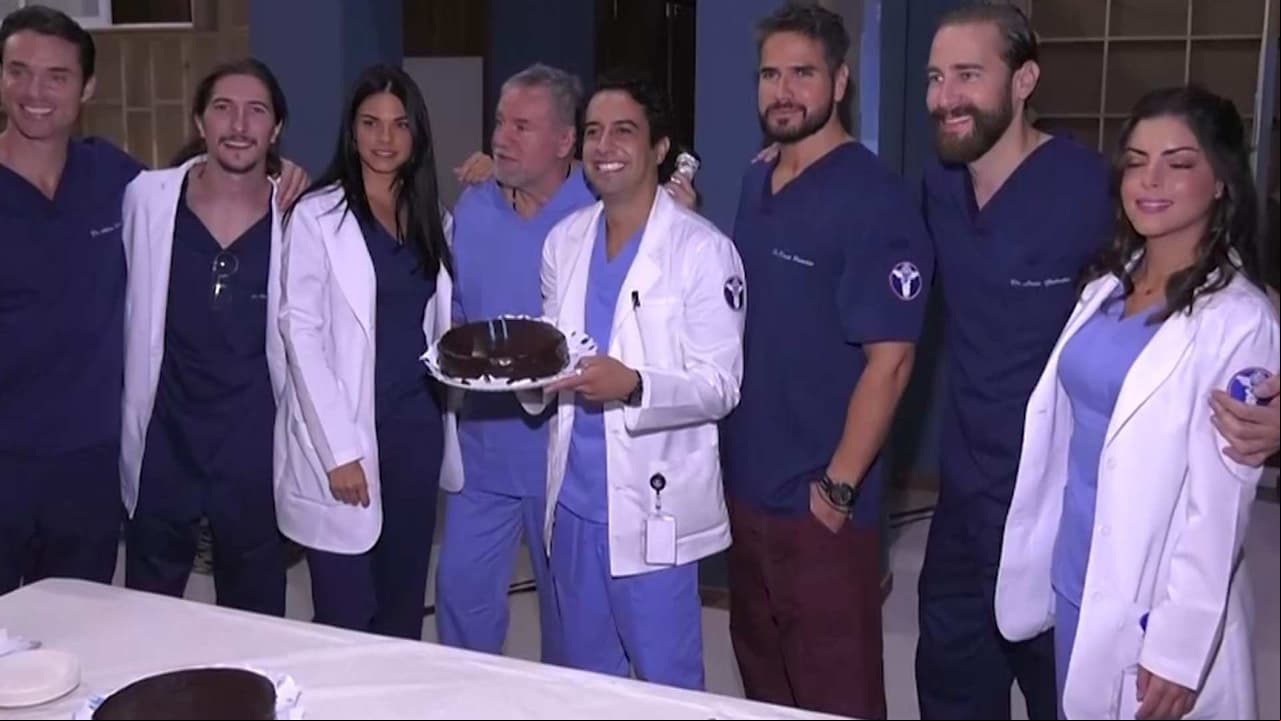 Daniel Tovar festeja su cumpleaños en las grabaciones de "Médicos"