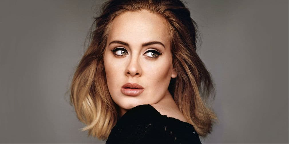 Adele presume su esbelta figura en boda que ella misma ofició