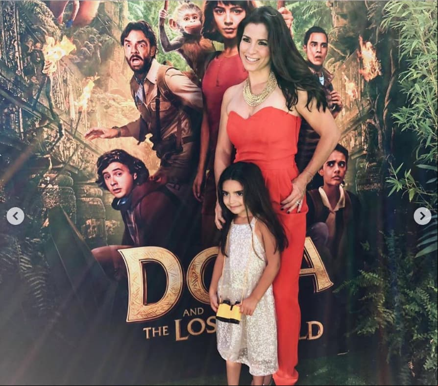 La cantante de Sentidos opuestos eligió un jumpsuit rojo con escote de corazón que combinó con unas zapatillas doradas, mientras que la pequeña usó un vestido blanco con detalles brillantes.