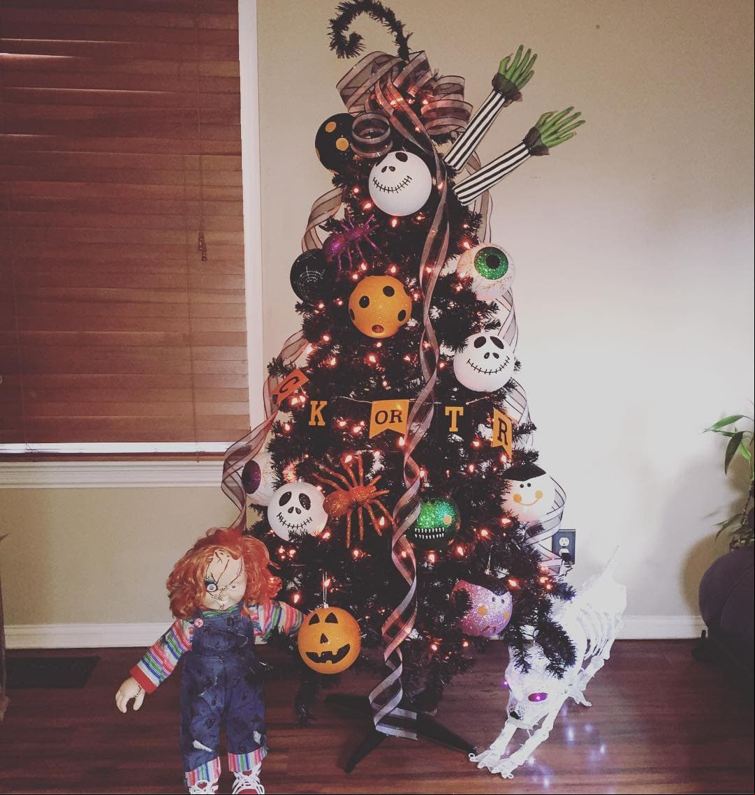 Cambia las esferas por calabazas; las luces de colores por focos con tonos naranjas y a Santa Claus por Jack Skellington o por Chucky, el muñeco diabólico.