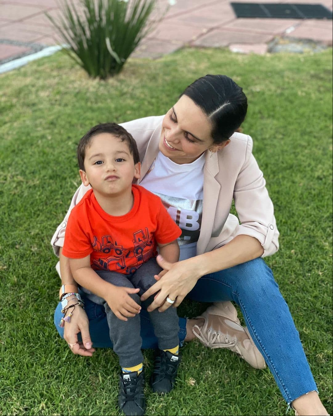 Sin embargo, uno de los detalles favoritos de Tania Rincón fue la mesa de invitados, pues la vajilla también estaba inspirada en los juguetes favoritos de su hijo.