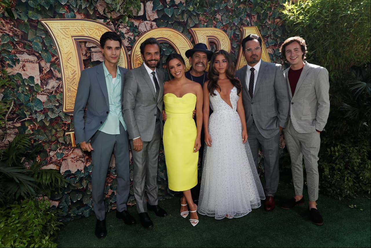 Además de Derbez, este filme cuenta con un gran elenco integrado por Jeff Wahlberg, Eva Longoria, Danny Trejo, Isabela Moner, Michael Peña y Nicholas Coombe.