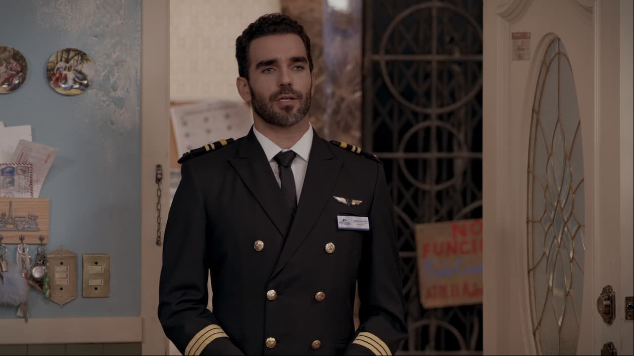 Un capitán de la aerolínea donde trabaja Plutarco llega para reclamar el portafolios, pues es una ayuda para los niños de un nuevo país en África llamado Guyumburi.