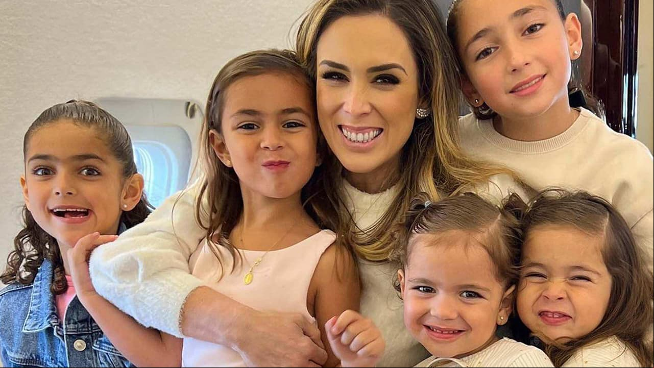 Jacky Bracamontes y una de sus hijas sufren tremendo golpazo en juego mecánico