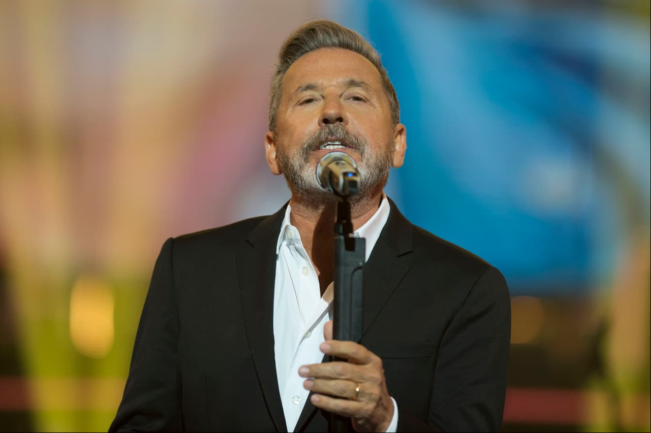 Ricardo Montaner, quien fue el invitado de la noche, nos deleitó con su voz al interpretar "Un Hombre Normal".