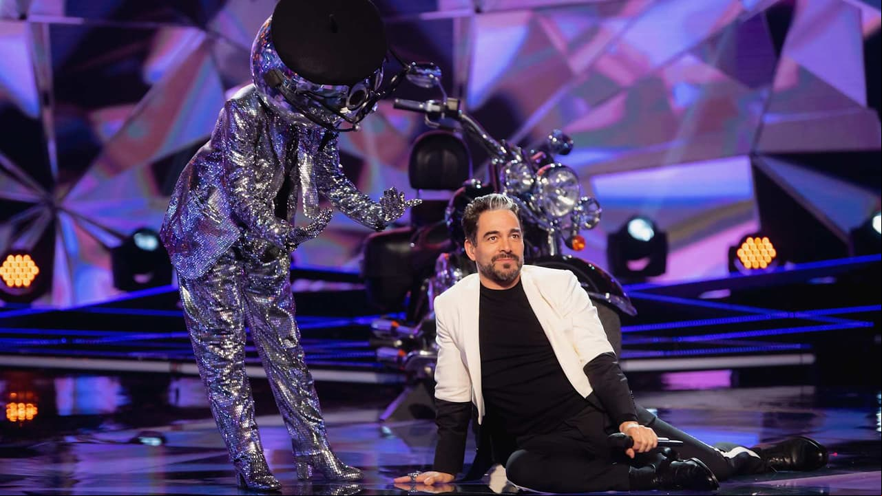 Omar Chaparro intenta hacer un split como Disco Ball y tiene desafortunado final