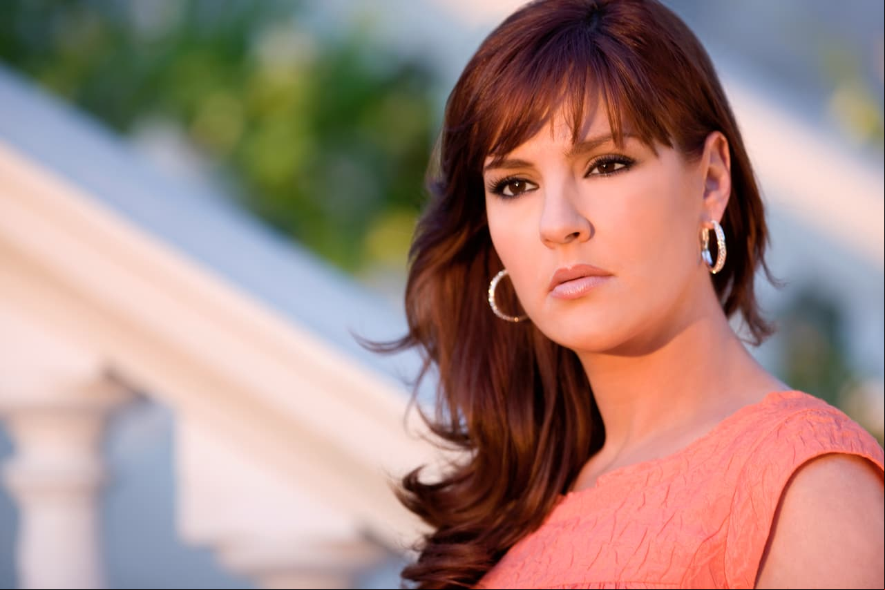 Chantal Andere es 'Raquel', una mujer superficial, insegura y amargada. Está celosa de 'María José' (Bracamontes), la trata con desprecio y logra poner a 'Victoria' (Romo) en su contra.