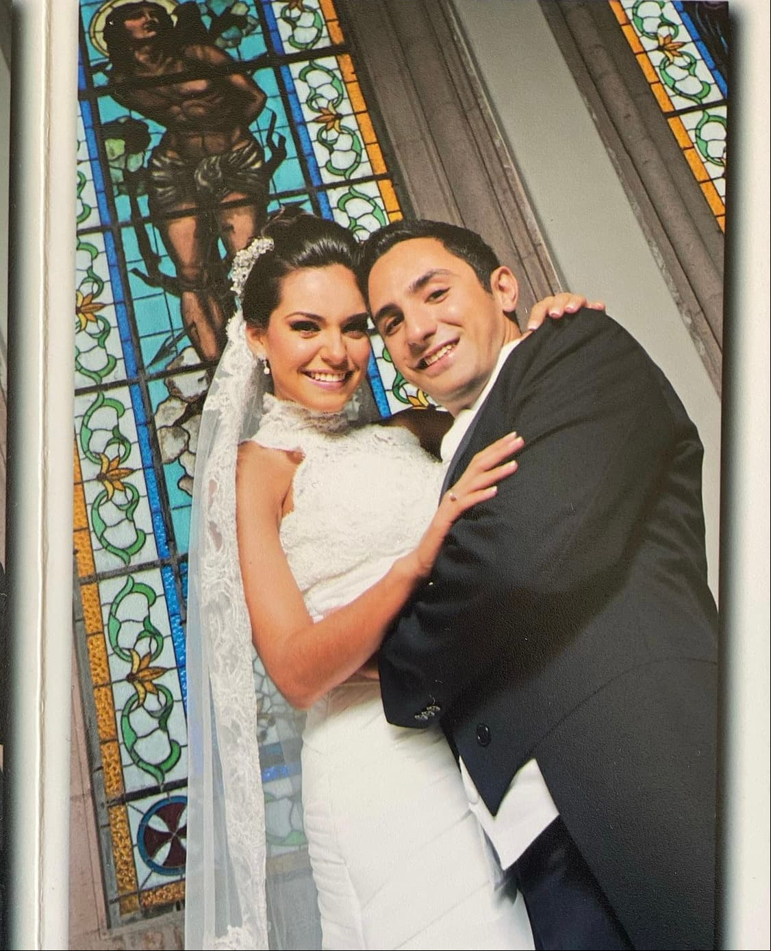 Curiosamente, un mes después, el 3 de septiembre de 2011, Tania Rincón también contrajo nupcias en La Piedad, Michoacán, junto al empresario Daniel Pérez. El vestido de Rincón fue en corte halter con cuello alto y, al igual que Galilea, lució un chongo adornado con un largo velo con detalles en tela de encaje.